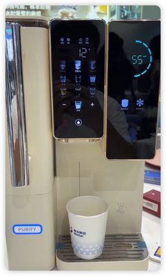 Máy phân phối nước nhỏ gọn trên bàn với máy làm đá.